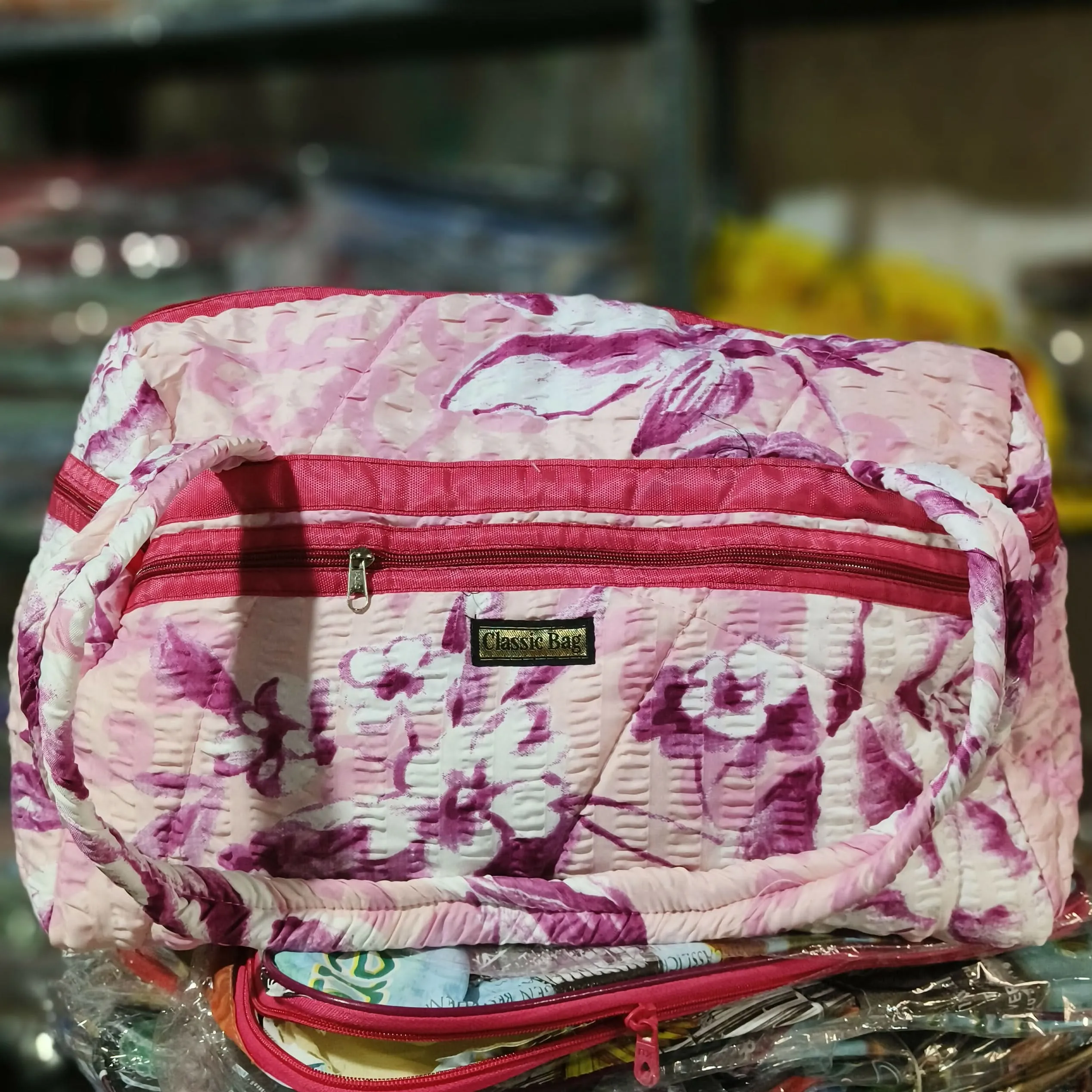 Elegant Floral-Print Travel Bag with Soft Quilted Design